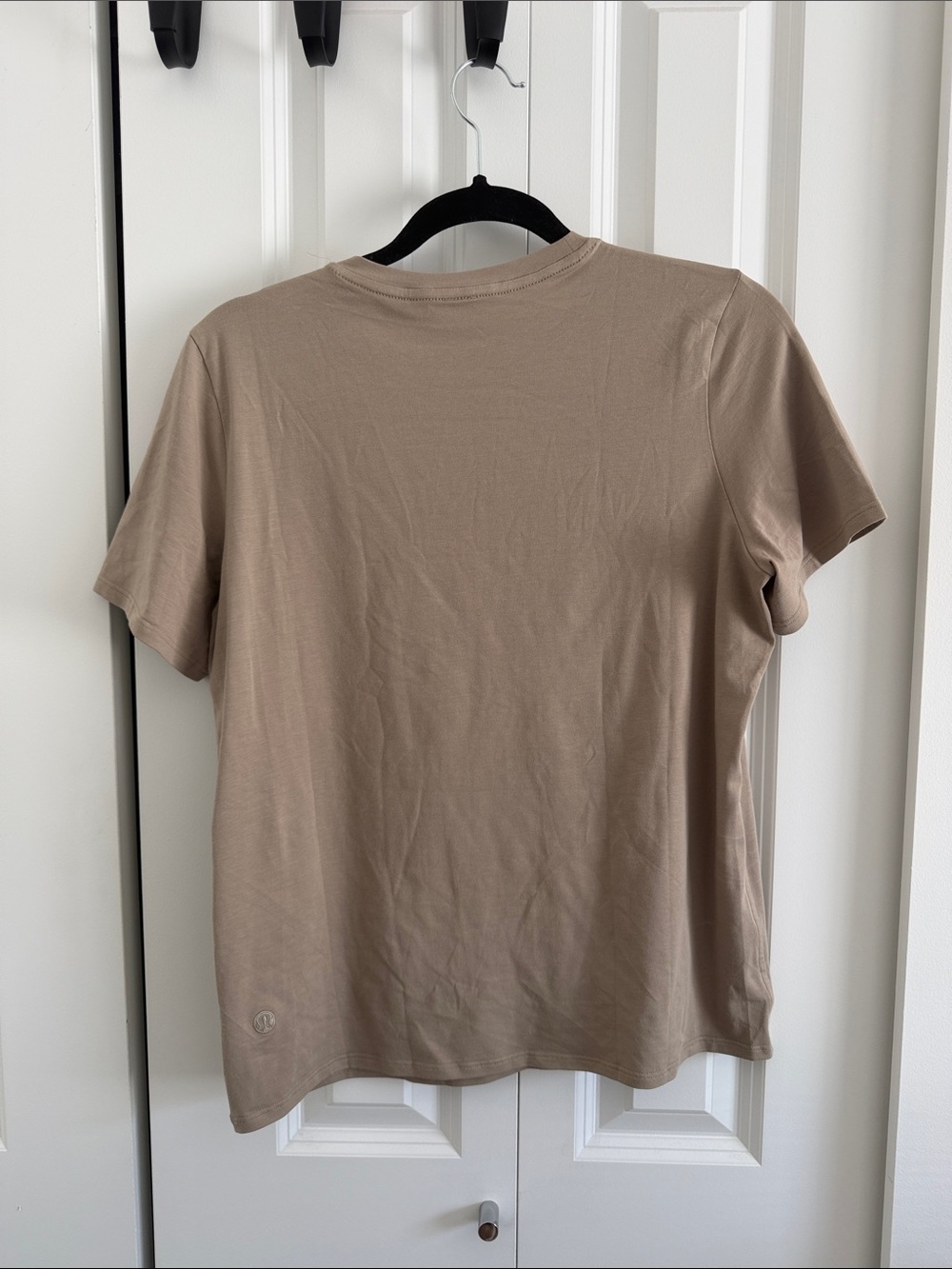 Lululemon Women’s Crew Neck Tee in Tan- Size Medium - Picture 2 of 3